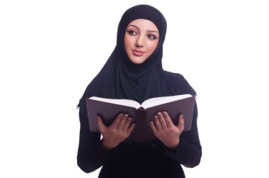 Müslüman genç kadın beyaz üzerine tesettür takıyor