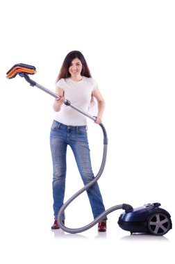 Elektrikli süpürgesi beyaz olan genç bir kadın.