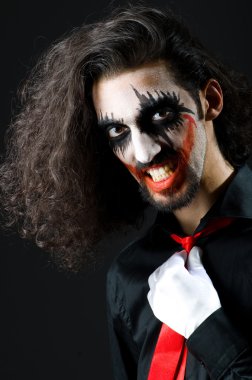 Joker kişileştirme karanlık odadaki adam ile