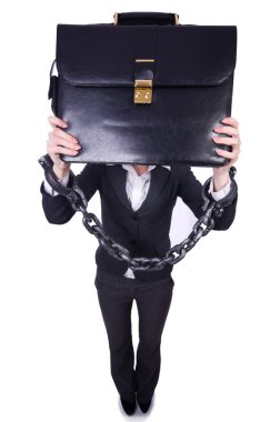 Elleri kelepçeli bir kadın.