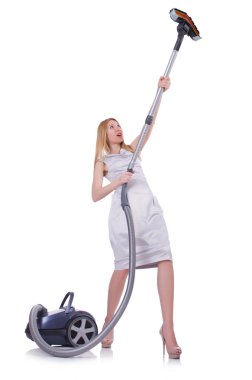 Elektrikli süpürgesi beyaz olan genç bir kadın.