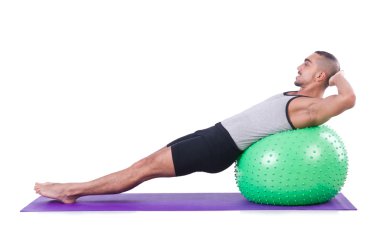 İsviçre toplu bir adam beyazlar üzerinde egzersiz yapıyor.