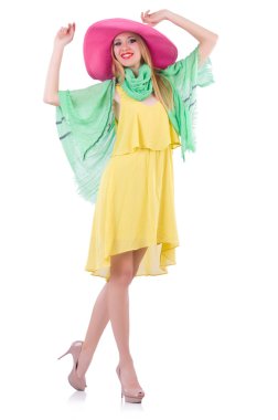 Yaz kıyafetleri içindeki genç kadın.