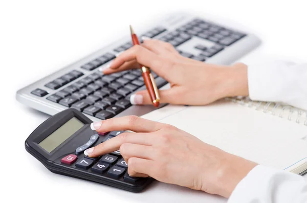 Mani al lavoro sulla calcolatrice — Foto Stock