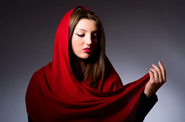 Femme musulmane avec foulard à la mode concept — Photo