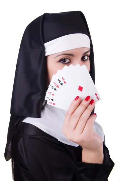 Черниця грає карти на білому — стокове фото