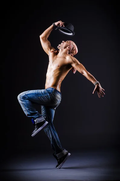 Tancerz taniec w ciemnym studio — Zdjęcie stockowe