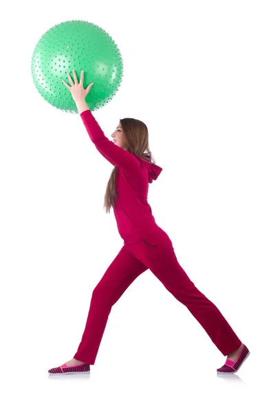Молода жінка з м'ячем вправляється на білому — стокове фото
