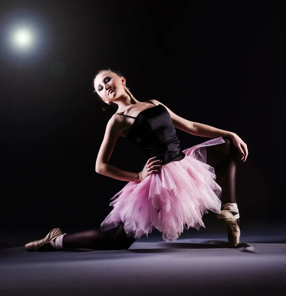 Ballerina dancing in the dark studio — Stock Photo, Image