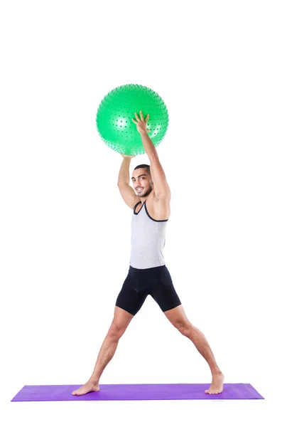 Hombre con pelota suiza haciendo ejercicios en blanco — Foto de Stock