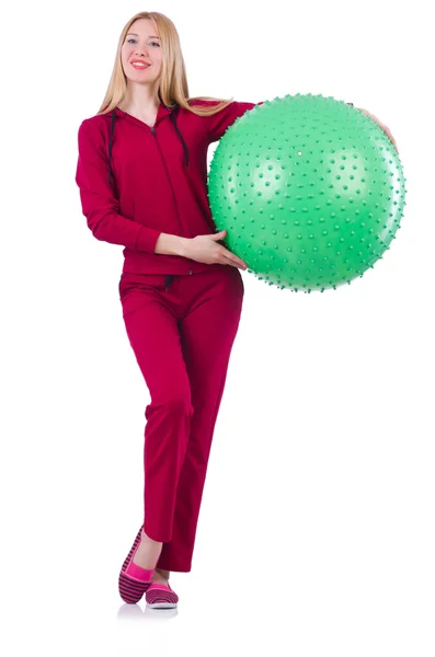 Mujer joven con pelota haciendo ejercicio sobre blanco — Foto de Stock