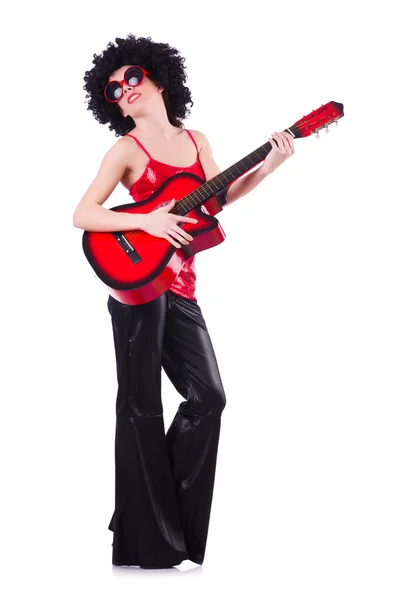 Junge Sängerin mit Afro-Schnitt und Gitarre — Stockfoto