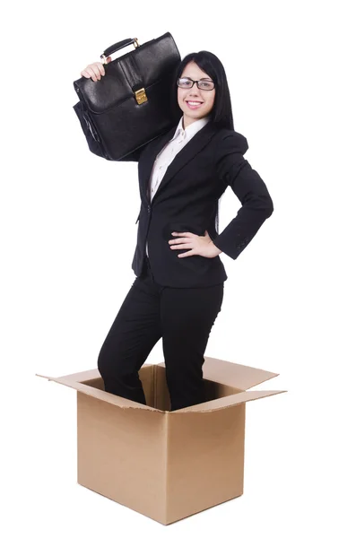 Mulher de negócios em pensar fora do conceito de caixa — Fotografia de Stock