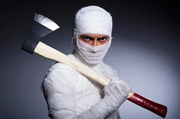 Momia con hacha en el concepto de Halloween —  Fotos de Stock