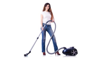 Elektrikli süpürgesi beyaz olan genç bir kadın.