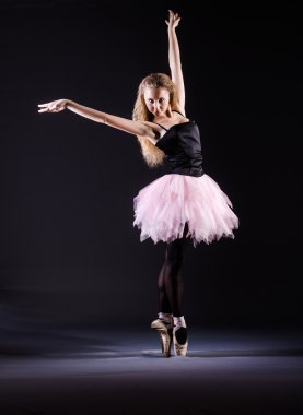 karanlık stüdyoda dancing ballerina