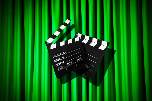 Film clapper tahta perde karşı — Stok fotoğraf