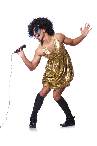 Mann in Frauenkleidung singt mit Mikrofon — Stockfoto