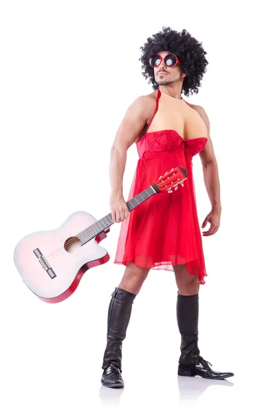 Mężczyzna w kobiecej odzieży z gitarą — Zdjęcie stockowe