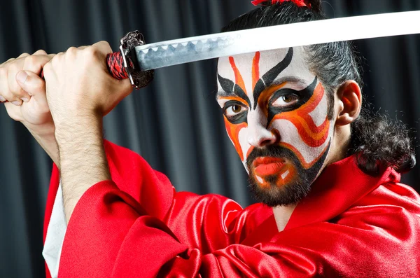 Homem com espada e máscara facial — Fotografia de Stock