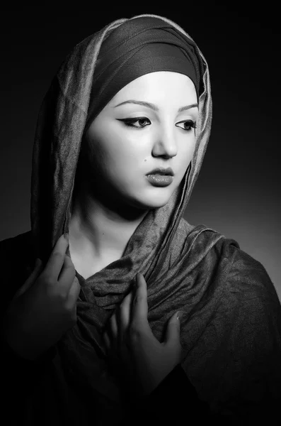 Muslimsk kvinde med tørklæde i mode koncept - Stock-foto