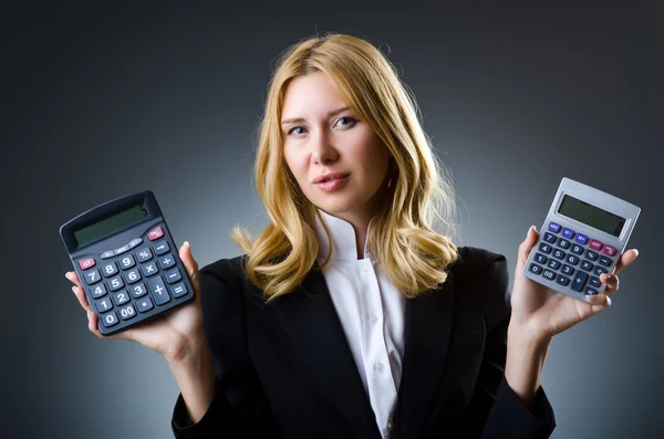 Empresária com calculadora no conceito de negócio — Fotografia de Stock