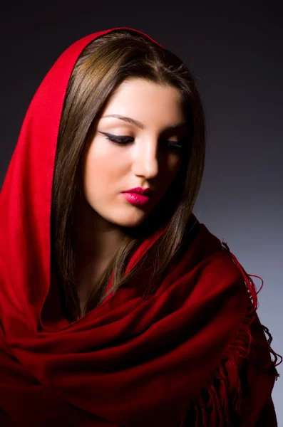 Mujer musulmana con velo en el concepto de moda —  Fotos de Stock