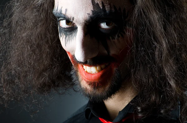 Personificação Joker com o homem no quarto escuro — Fotografia de Stock