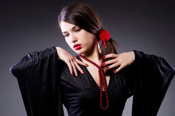 Giovane donna attraente che balla flamenco — Foto Stock