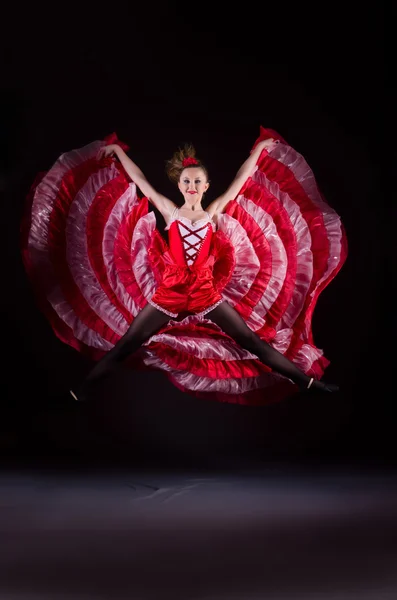 Menina em dança vestido vermelho dança — Fotografia de Stock