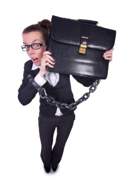 Elleri kelepçeli bir kadın.