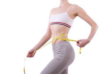 Diyet konseptinde santimetre olan genç bir kız.