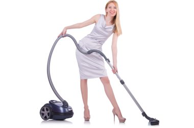 Elektrikli süpürgesi beyaz olan genç bir kadın.