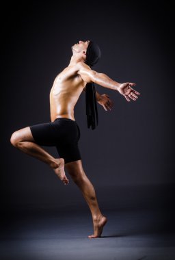 karanlık stüdyoda dans dansçı