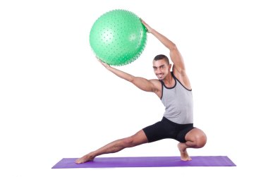 İsviçre toplu bir adam beyazlar üzerinde egzersiz yapıyor.