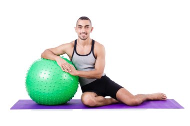 İsviçre toplu bir adam beyazlar üzerinde egzersiz yapıyor.