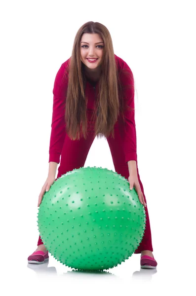 Mujer joven con pelota haciendo ejercicio sobre blanco — Foto de Stock