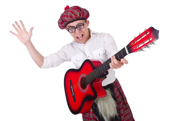 Смешной шотландец с гитарой на белом — стоковое фото