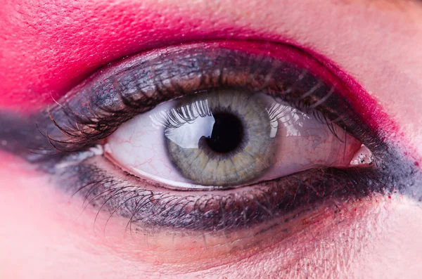 Primer plano del ojo con buen maquillaje — Foto de Stock