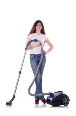 Elektrikli süpürgesi beyaz olan genç bir kadın.