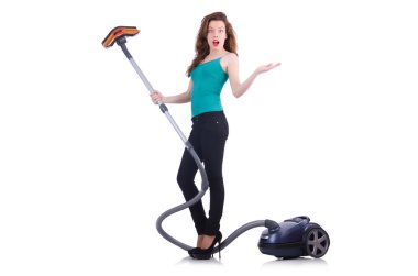 Elektrikli süpürgesi beyaz olan genç bir kadın.