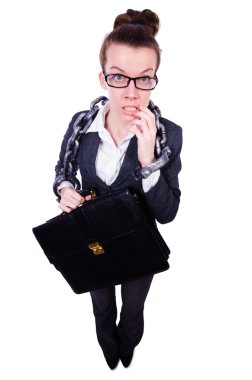 Elleri kelepçeli bir kadın.