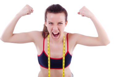 Diyet konseptinde santimetre olan genç bir kız.