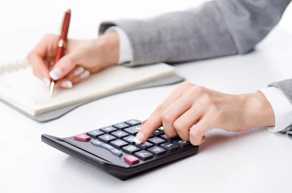 Mani al lavoro sulla calcolatrice — Foto Stock