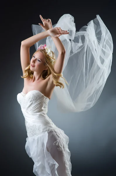 Mujer en vestido de novia bailando — Foto de Stock
