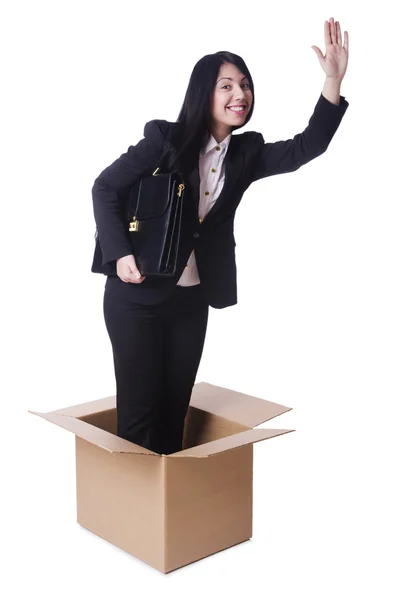 Mujer de negocios en el pensamiento fuera de concepto de caja — Foto de Stock