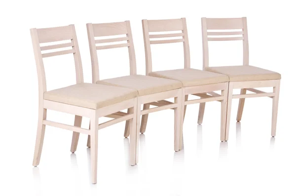 Fila di sedie isolate sul bianco — Foto Stock
