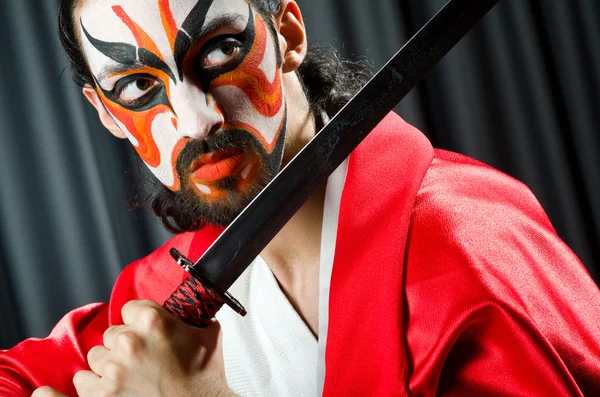 Homme avec épée et masque facial — Photo