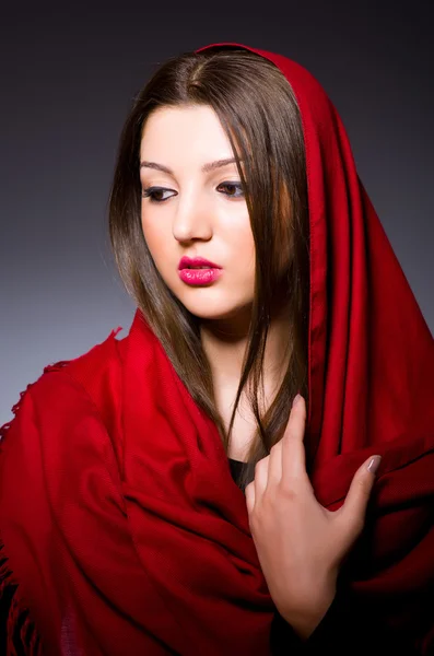 Mujer musulmana con velo en el concepto de moda — Foto de Stock