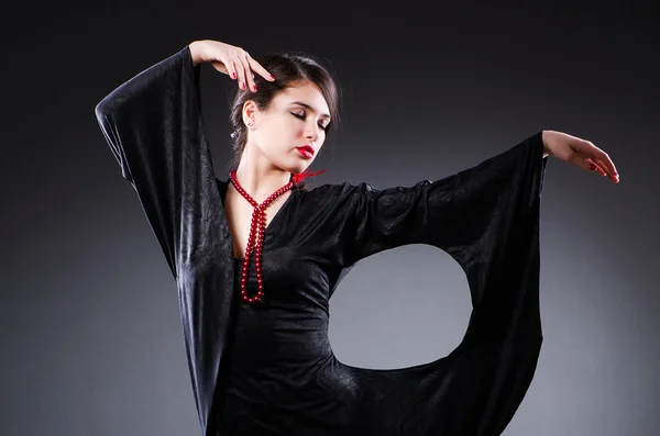 Joven mujer atractiva bailando flamenco — Foto de Stock